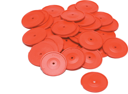 Röda plastbrickor staplade och utspridda. Texten "PAROC" syns på en av brickorna.