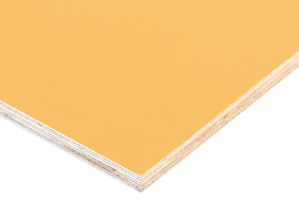 Filmbelagd björkplywood med gul yta, visad i diagonal vinkel som avslöjar flera lager.