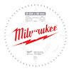 Cirkelsågklinga med röda Milwaukee-logotypen i centrum. Information och piktogram finns tryckta runt klingans kant.