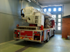 Brandbil med stege parkerad i en station. Registreringsnummer LNP 7704 synligt.