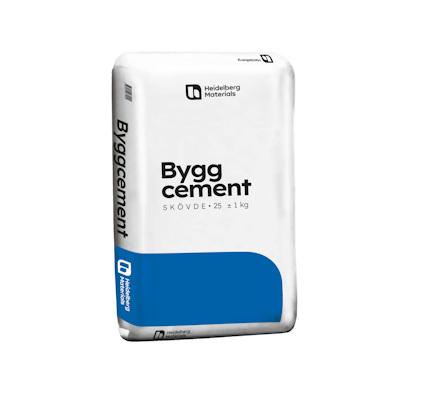Förpackning med byggcement, märkt "Heidelberg Materials", "Byggcement", "SKÖVDE", "25 ± 1 kg".