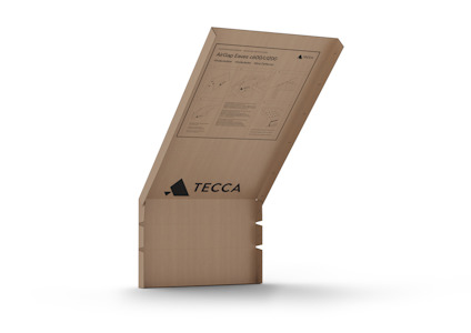 Kartongförpackning med texten "TECCA" och en illustration på framsidan, stående på ett lutande stöd.