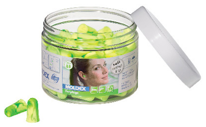 Grön-gula öronproppar i en transparent plastburk med etikett och avtagbart vitt lock, en propp placerad utanför burken.